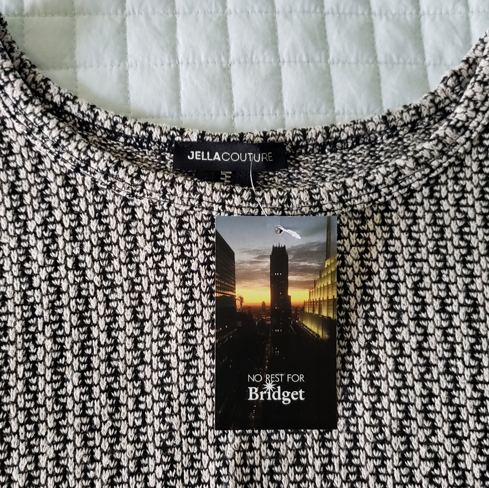Long sleeve black and white top
